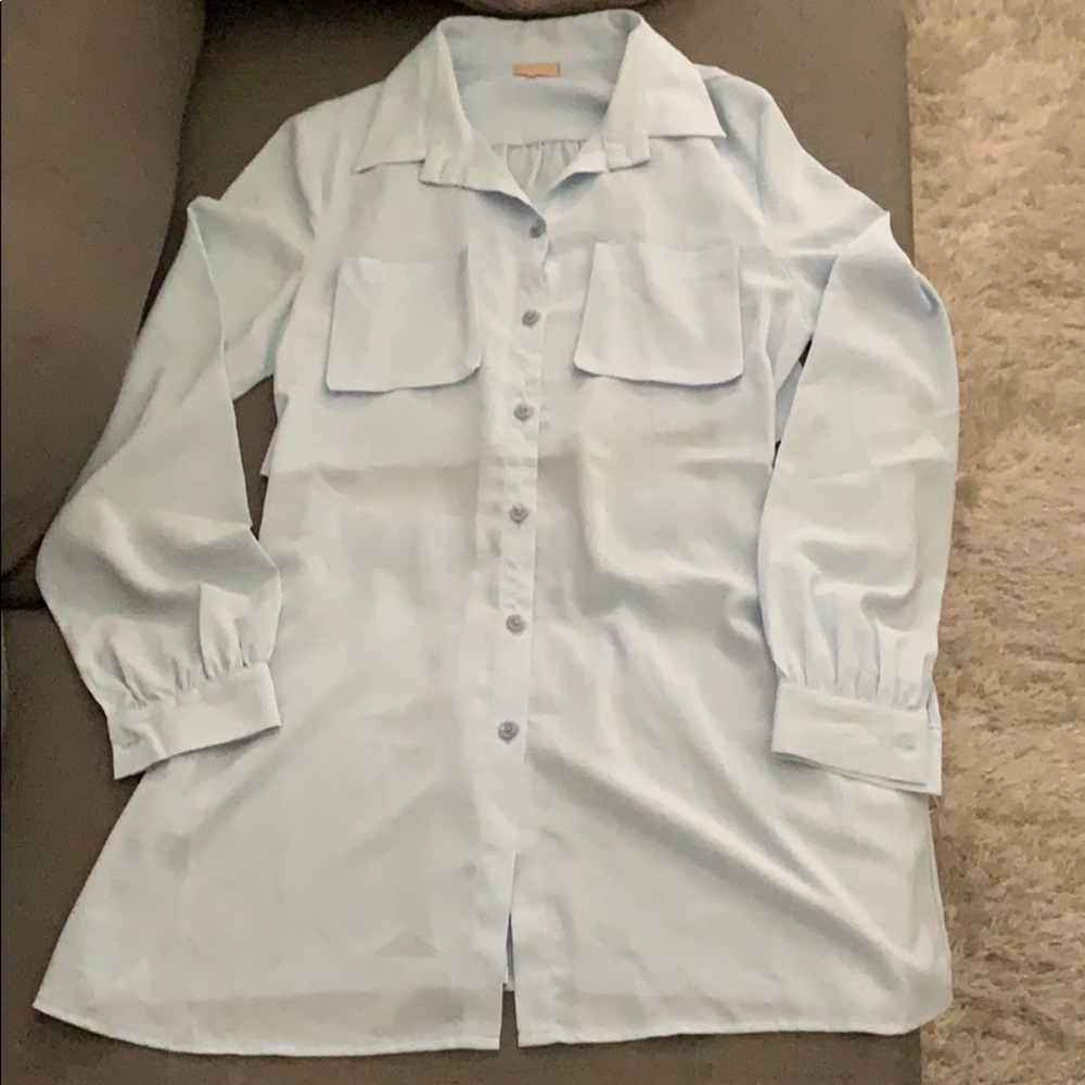 Slim fit dress shirt with back cutouts